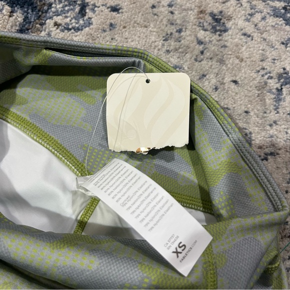 NWT Fabletics Grey Pin Dot Camo Motion365 High-Waisted 7/8 Leggings Size XS - Picture 8 of 11